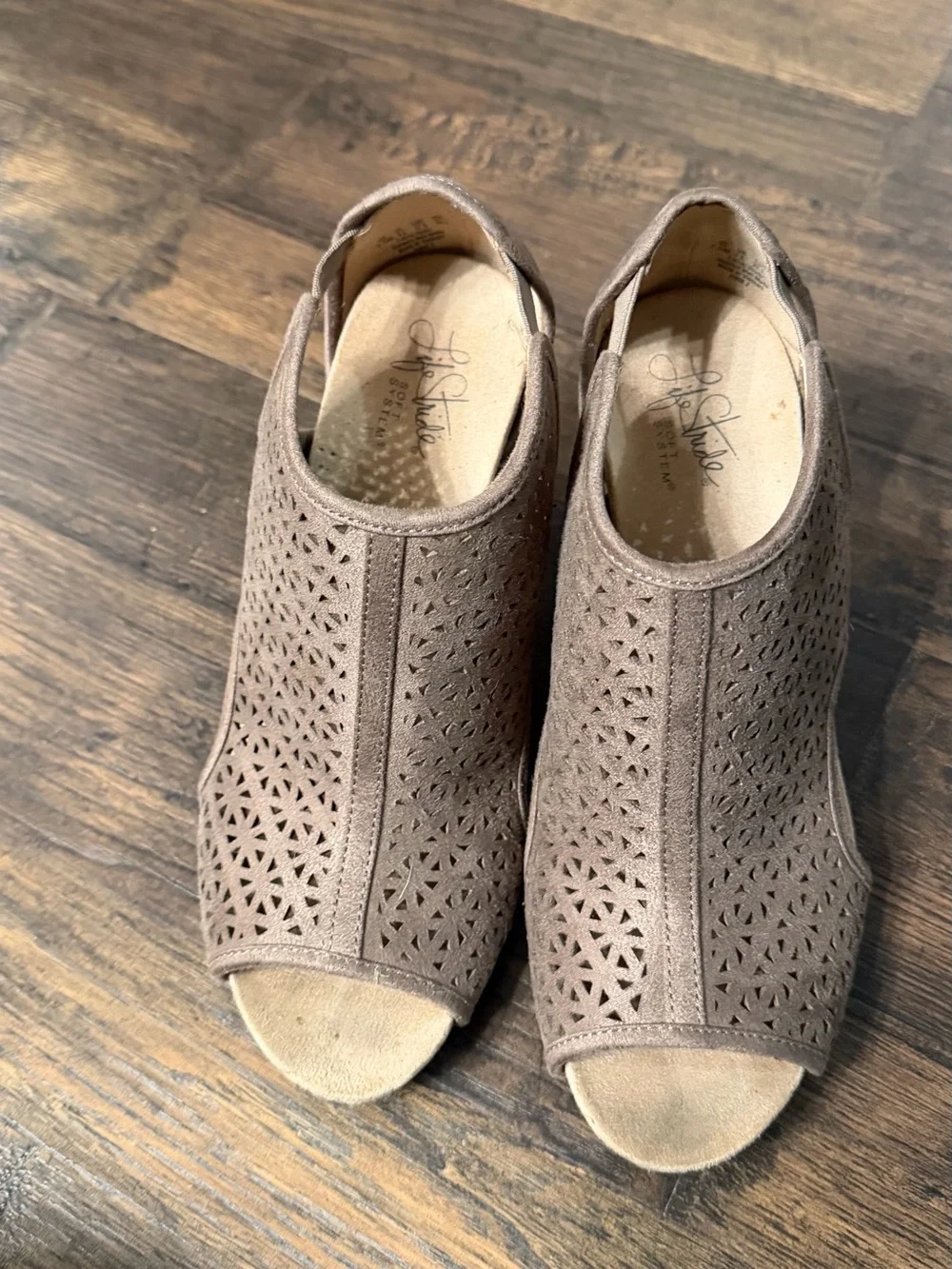 LifeStride Women’s Taupe Peep Toe Wedge Sandals Size 7.5